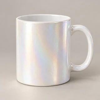 Ilustración generada con IA: Taza de cerámica perlada blanca