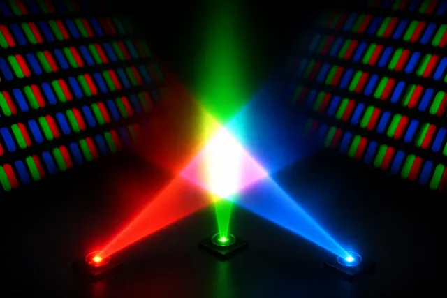 Luces roja, verde y azul formando el modelo RGB